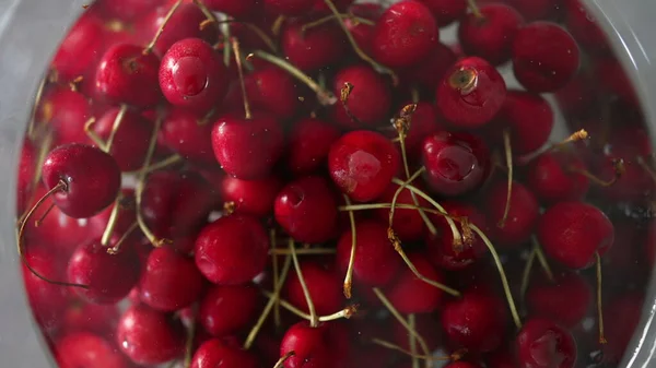 Dolu Bir Sürü Kiraz Geniş Açılı Besleyici Meyvelerin Yıkanması — Stok fotoğraf