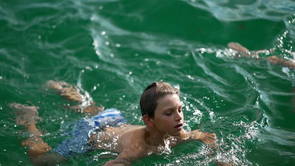 Έφηβοι Κολυμπούν Στη Λίμνη Παιδί Κολυμβητής Μεγάλη Ύπαιθρο Ενεργός Νεαρός — Φωτογραφία Αρχείου