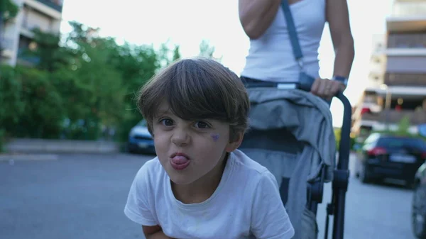 Goofy Kleine Junge Ausstreckende Zunge Sitzend Auf Kinderwagen Verschmitztes Kind — Stockfoto