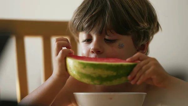 Ein Kleiner Junge Isst Drinnen Rote Wassermelone Kind Isst Süßes — Stockfoto