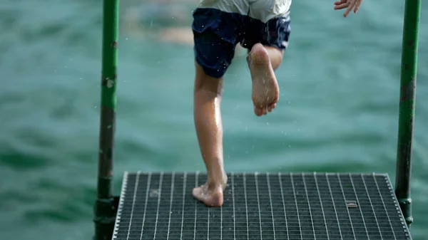 Costas Rapazinho Saltar Para Água Criança Molhada Mergulhando Lago Refrescante — Fotografia de Stock