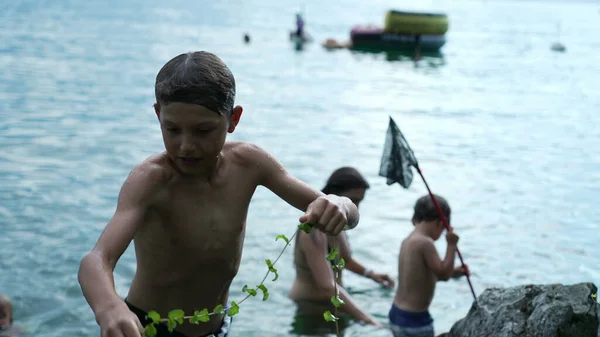暑假期间 孩子们在享受湖水 人们洗澡和游泳 河流自然中的孩子和家庭 — 图库照片