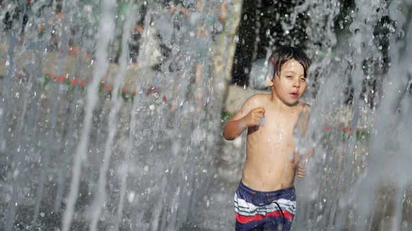 Liten Pojke Som Springer Vid Vattenstrålar Stadsparken Sommardagen Små Barn — Stockfoto