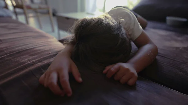 Śpiące Dziecko Leżące Kanapie Dzieciak Śpi Głębokim Śnie Podczas Popołudniowej — Zdjęcie stockowe