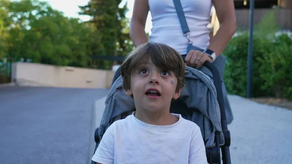 Liten Pojke Sittande Barnvagn Rörelse Mor Promenader Barn Utanför Närbild — Stockfoto