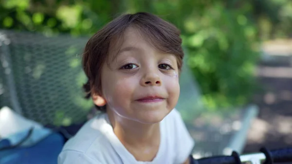 Ritratto Grazioso Bambino Biondo Volto Primo Piano Seduto Una Panchina — Foto Stock