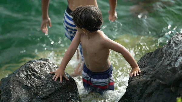 Küçük Çocuk Göl Suyunun Kıyısında Kayaların Yanında Duruyor Cesur Islak — Stok fotoğraf