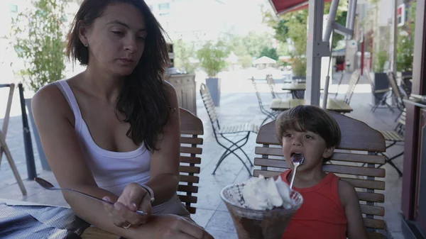 Anne Çocuk Yemekten Sonra Restoranda Tatlı Yiyorlar Üstünde Krema Olan — Stok fotoğraf