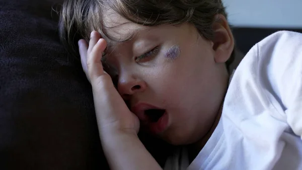 Urocze Dziecko Śpi Podczas Popołudniowej Drzemki Zbliżenie Zmęczonego Chłopca Śpiącego — Zdjęcie stockowe