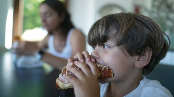 Küçük Çocuk Sandviç Yiyor Çocuk Bir Parça Ekmek Alıyor Çocuk — Stok fotoğraf