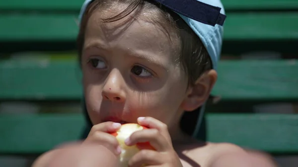 Mały Chłopiec Biorący Gryza Owoców Jabłka Zewnątrz Letni Dzień Pensive — Zdjęcie stockowe