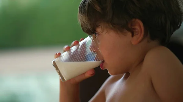 Süt Içen Dalgın Bir Çocuk Tişörtsüz Küçük Çocuk Tefekkür Sırasında — Stok fotoğraf