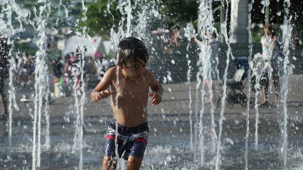 Criança Feliz Divertindo Parque Aquático Jatos Durante Dia Verão Calor — Fotografia de Stock