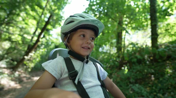 Ein Entzückender Kleiner Junge Mit Helm Sitzt Fahrradstuhl Naturpark Glückliches — Stockfoto