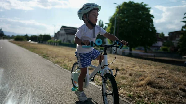 Aktives Kind Lernt Fahrradfahren Kind Verliert Gleichgewichtsgleichgewicht Beim Fahrradfahren — Stockfoto