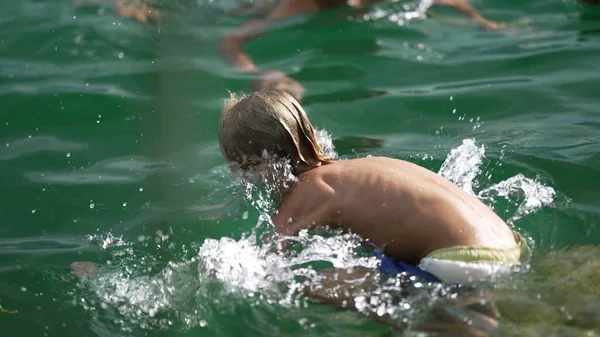 Rapazinho Mergulhar Água Miúdo Entrar Lago Criança Molhada Nadando Férias — Fotografia de Stock