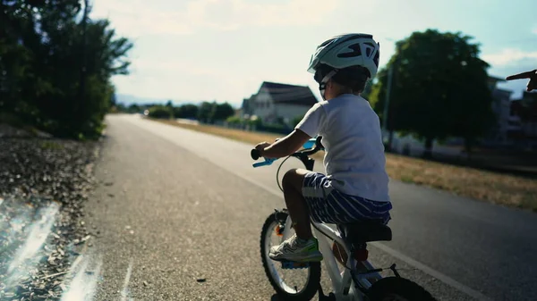 Малюк Вчиться Їздити Велосипеді Вулиці Активний Маленький Хлопчик Вчиться Їздити — стокове фото