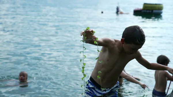 아이들은 여름휴가 의물을 즐긴다 사람들은 수영을 자연계의 아이들 가족들 — 스톡 사진