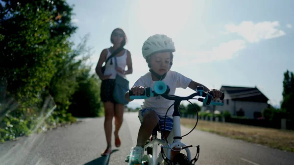 Мати Навчає Свого Сина Їздити Велосипеді Вулиці Міській Велосипедній Дорозі — стокове фото