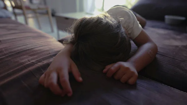 Uyuyan Çocuk Kanepede Uyuyor Çocuk Öğle Uykusunda Derin Uykuda Tatlı — Stok fotoğraf