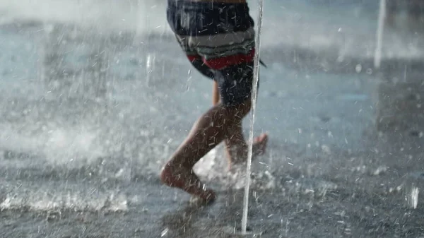 Suddig Bild Ett Lyckligt Barn Som Springer Vid Vattenstrålar — Stockfoto