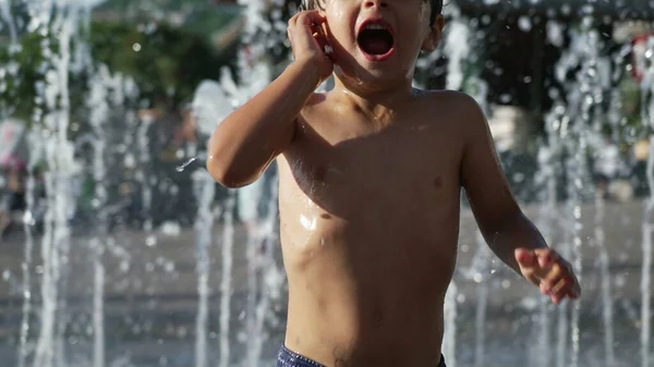 Sıcak Yaz Günlerinde Parkı Jetlerinde Eğlenen Mutlu Çocuk — Stok fotoğraf