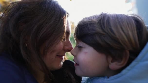 Mãe Filho Fazendo Esquimó Beijo Livre Com Flare Conceito Estilo — Vídeo de Stock