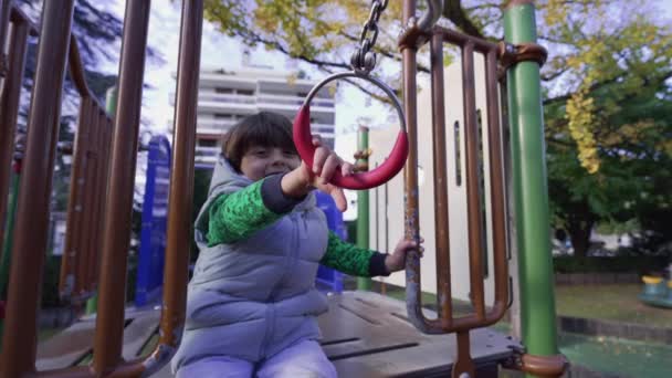 Barnträning Utomhus Med Metallringar Aktiv Unge Höstsäsongen — Stockvideo