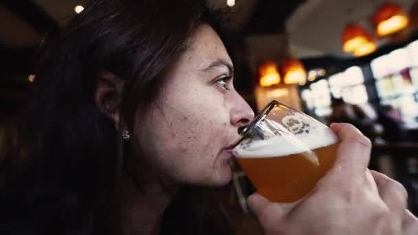Одна Женщина Пьет Пиво Женщина Пьет Освежающий Большой Напиток Ресторане — стоковое видео