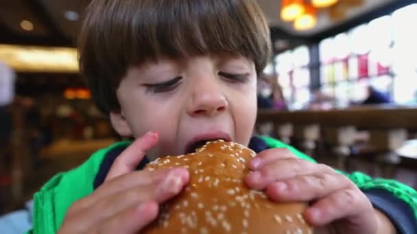 Gyerek Hamburgert Eszik Szekrény Kisfiú Kezében Hamburger Étel Eszik Finom — Stock videók