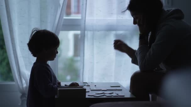 Silhueta Pais Filhos Jogando Jogos Tabuleiro Casa Pela Janela Casa — Vídeo de Stock