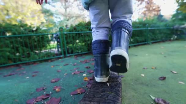 Achterkant Van Het Kind Dat Buiten Speelt Speeltuin Met Laarzen — Stockvideo