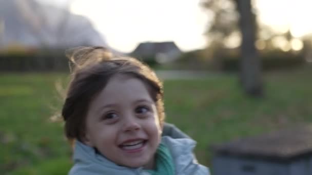 Seorang Anak Kecil Yang Aktif Berjalan Luar Dalam Gerakan Lambat — Stok Video