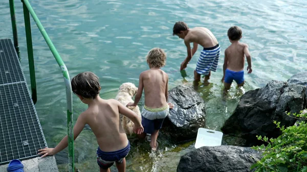 Små Pojkar Vid Sjön Vatten Semestern Barn Som Njuter Naturen — Stockfoto