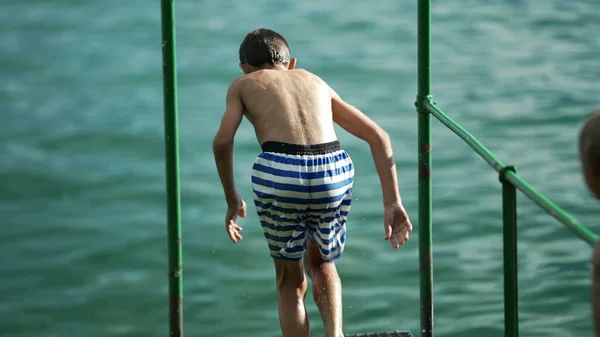 Rapazinho Mergulhar Água Adolescente Criança Mergulha Lago Pelo Cais Doca — Fotografia de Stock