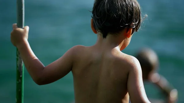 Nasser Kleiner Junge Der Den See Hinunterklettert Hält Sich Zur — Stockfoto