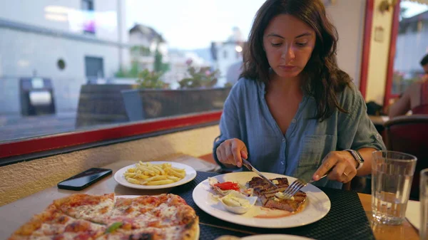 Γυναίκα Τρώει Μπριζόλα Στο Εστιατόριο Πρόσωπο Κοπής Βοείου Κρέατος Στο — Φωτογραφία Αρχείου