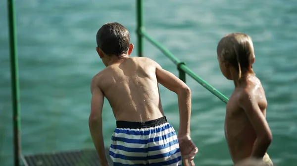Rapazinho Mergulhar Água Adolescente Criança Mergulha Lago Pelo Cais Doca — Fotografia de Stock