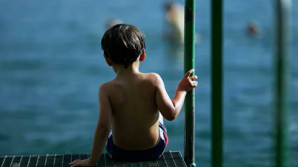 Skele Gölü Suyunun Yanında Oturan Islak Küçük Çocuk Yaz Tatilinin — Stok fotoğraf