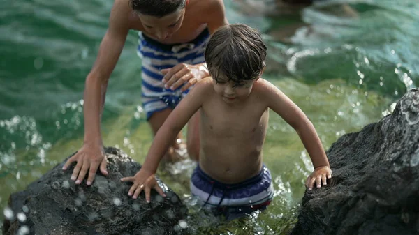 Kleiner Junge Steht Ufer Des Sees Tapferes Nasses Kind Steht — Stockfoto