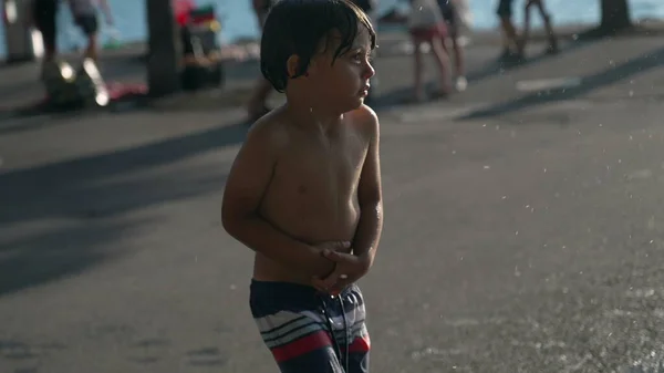 湿透了的孩子站在外面觉得冷 没有衣服穿 在水城泉水边发抖的小男孩 — 图库照片