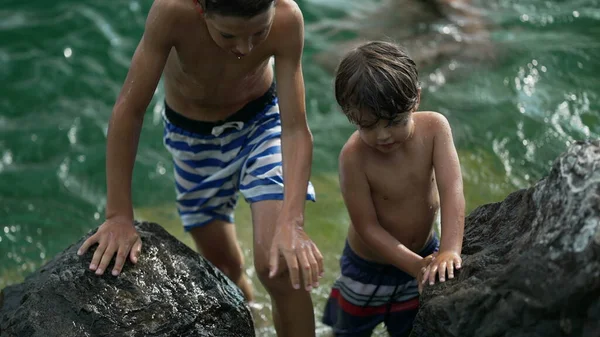 Kleine Jongen Bij Rotsen Aan Het Water Van Het Meer — Stockfoto