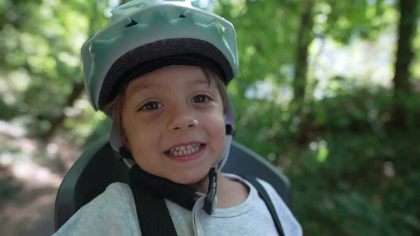 Kleine Jongen Met Een Beschermende Helm Die Glimlacht Naar Camera — Stockfoto