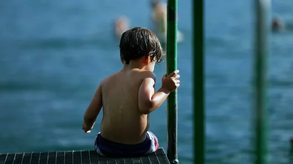 Niño Mojado Sentado Junto Agua Del Lago Del Muelle Candid — Foto de Stock