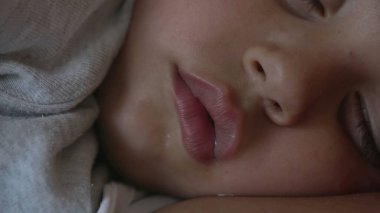 Çocuk uyuyor. Makro gözünü kapat ve kapat. Çocuk kestiriyor. Bo!