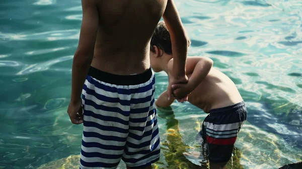 Velho Irmão Pré Adolescente Segurando Mão Jovem Irmão Fora Lago — Fotografia de Stock