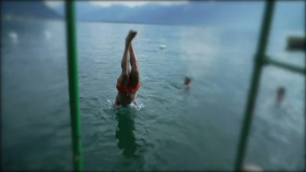 成年男子跳入水中 人陷在清澈的湖中 — 图库照片