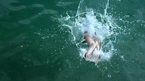 Genç Bir Çocuğun Suya Dalışının Arkası Aktif Çocuk Gölün Içine — Stok fotoğraf