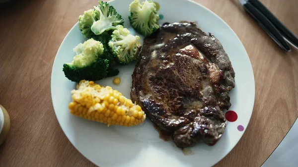 Steak Πιάτο Λαχανικών Γεύμα Μενού Τροφίμων Κρέας Καλαμπόκι Και Μπρόκολο — Φωτογραφία Αρχείου