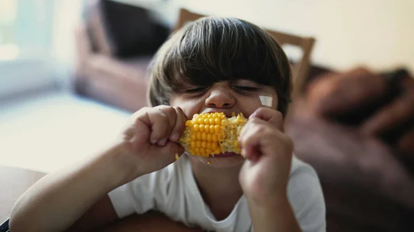 Anak Makan Corn Rumah Seorang Anak Kecil Sedang Mengemil Nutrisi — Stok Foto